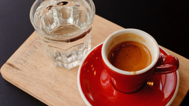 Na Itália, é comum servir um copo de água junto com café, mas não parecia fazer sentido até um especialista revelar o motivo