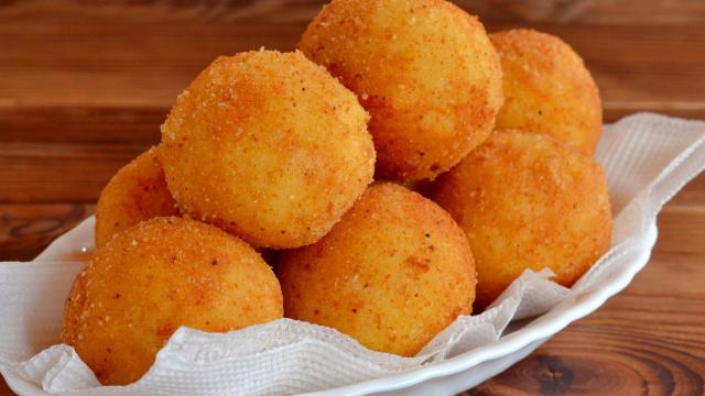 Só precisa de 3 ingredientes para fazer a melhor bolinha de queijo que você vai comer na sua vida