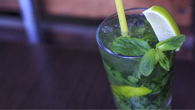 Mojito tradicional cubano decorado com folhas de hortelã e rodela de limão (Créditos: Shutterstock)