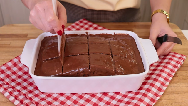 Nem açúcar, nem glúten: fiz esse bolo de chocolate fofo e molhadinho e é mesmo uma tentação, fácil e delicioso