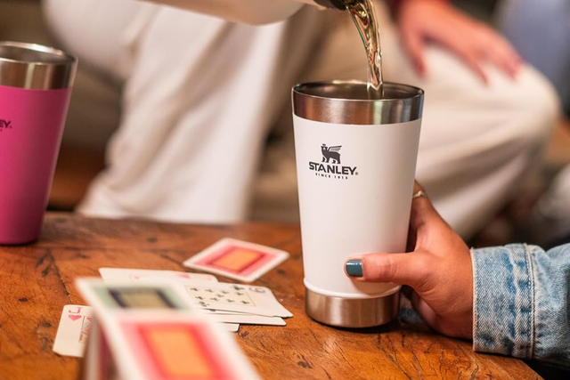 Stanley em oferta, copo e garrafa térmica com desconto enquanto durar o estoque