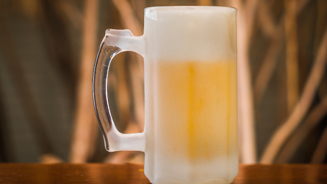 Cerveja quente nunca mais! Esta é a melhor dica para deixar suas latinhas sempre geladas na temperatura certa