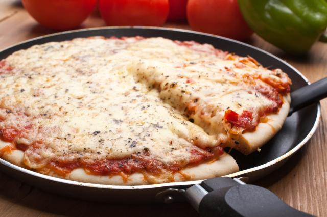 Não sabe o que fazer com o arroz que sobrou? Aproveite para preparar uma massa de pizza deliciosa e sem glúten