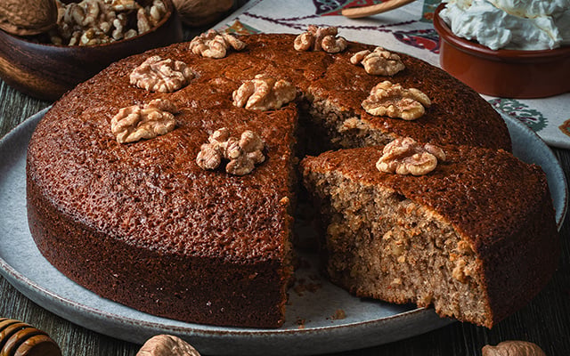 A visita não vai querer ir embora? Esse bolo de nozes do TudoGostoso vai deixar o café da tarde ainda mais especial