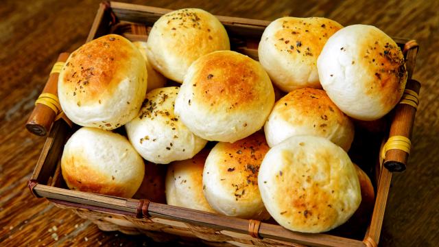 Qualquer pessoa pode fazer esse pão de batata recheado, é a receita de pão caseiro mais fácil que já fiz, nem precisa sovar