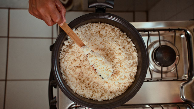 Arroz temperado na medida certa tem um ingrediente secreto simples que você tem em casa