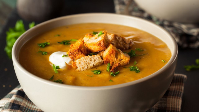 Esse caldinho de legumes fica bem cremoso e cheio de benefícios! (Créditos: Shutterstock)