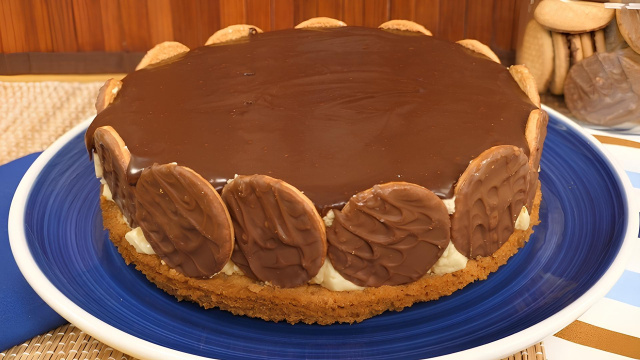 Torta holandesa feita com creme branco e ganache de chocolate montada com biscoitos em volta (Créditos: TudoGostoso)