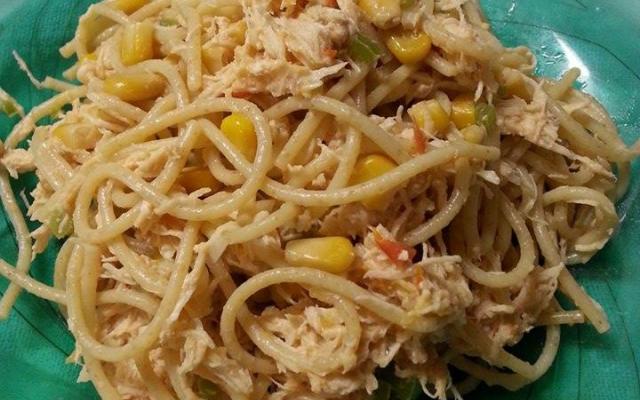 Macarrãozinho integral, com frango desfiado e requeijão (Créditos: Daiane/TudoGostoso)