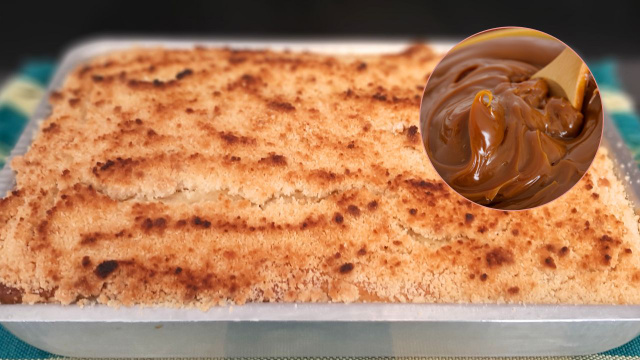 Essa cuca de banana tradicional da roça fica ainda mais deliciosa com doce de leite, não vai sobrar nem farelo!