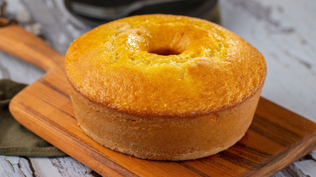 Não tem quem resista a uma fatia desse bolo de fubá que minha avó prepara
