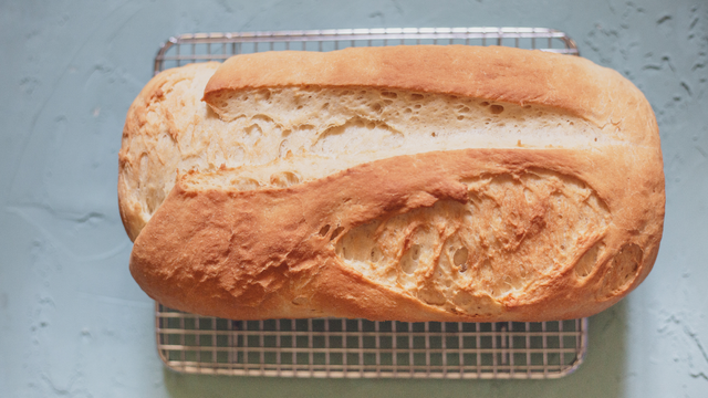 O pão fica excelente com esse truque! (Créditos: Canva)