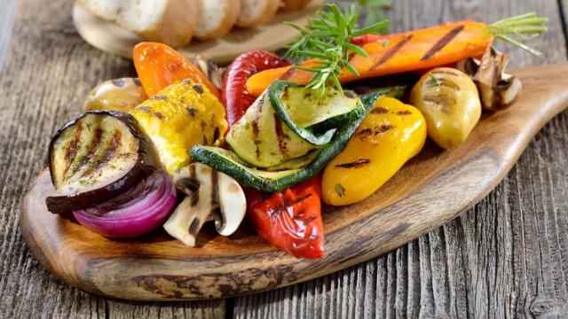 O mix de legumes feito na airfryer te mostra que vegetais são deliciosos o suficiente para estarem no almoço de Páscoa (Créditos: TudoGostoso)