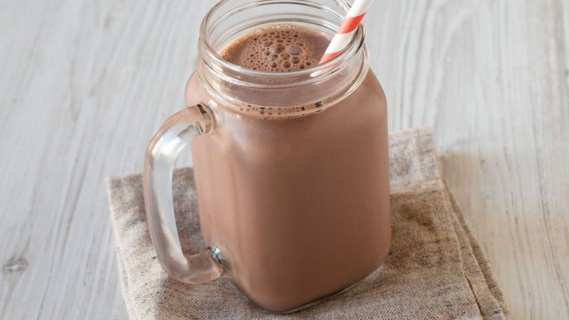 Milkshake de chocolate simples e fácil com três ingredientes servido em copo de vidro grande (Créditos: TudoGostoso)