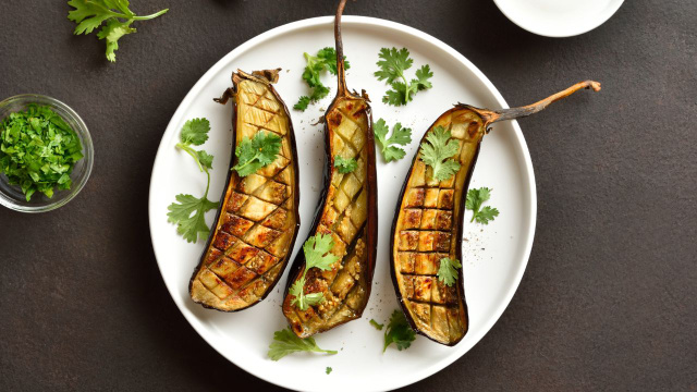 As carnes vão ter que dividir o protagonismo do churrasco com a berinjela (Créditos: Shutterstock)