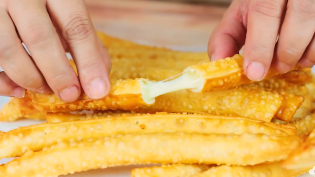 Cigarrete de queijo com 2 ingredientes e sequinho por fora: quando faço acaba rapidinho, meus filhos adoram