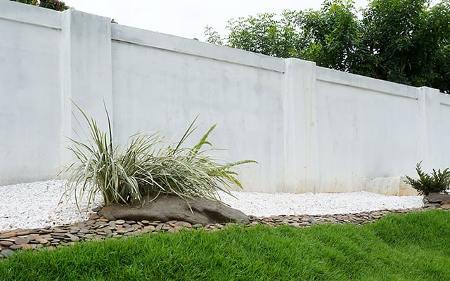 A parede branca e sem graça no quintal está fora de moda: a nova tendência é mais elegante e prática para o seu jardim