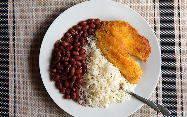 Benefícios do arroz com feijão: o que acontece com o corpo se você comer os alimentos todos os dias no almoço