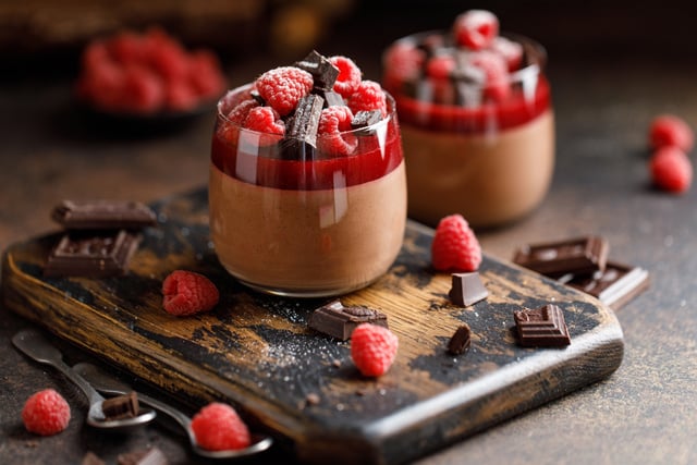 O chocolate cremoso e a gelatina de framboesa formam uma sobremesa saborosa e belíssima (Créditos: Shutterstock)