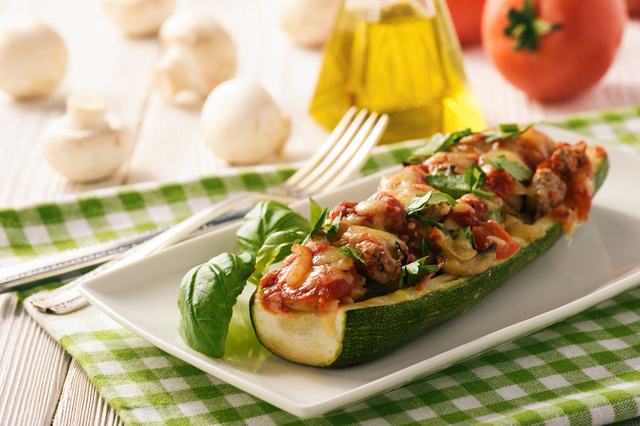 Abobrinha recheada é uma ótima forma de incluir o consumo do legume na dieta. (créditos: Shutterstock) 