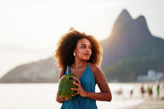 Eu bebo água de coco todos os dias depois que descobri esses 7 benefícios