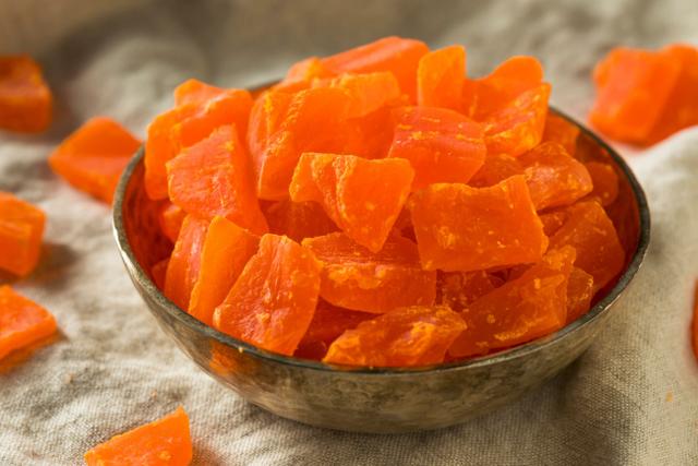 Mamão cristalizado fica uma delícia! (Créditos: Shutterstock)