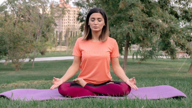 A ioga combina movimentos de fortalecimento, respiração consciente e relaxamento, trazendo benefícios para o corpo todo (Créditos: Zulfugar Karimov/Pexels)