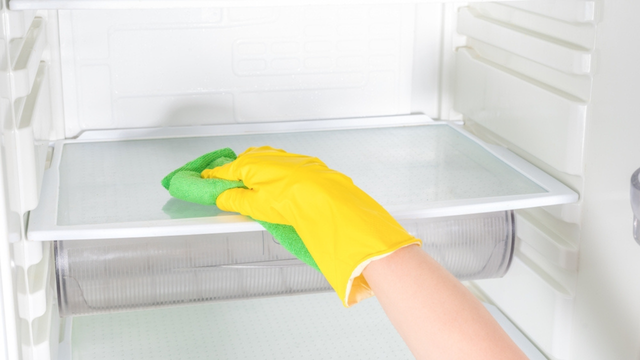 O truque simples para limpar a geladeira e deixá-la como nova usando apenas um ingrediente que você já tem em casa