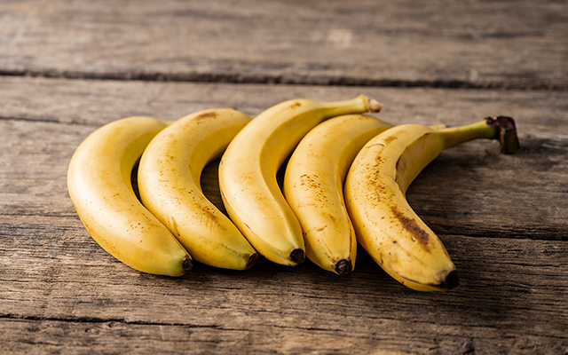 Não embrulhe em papel-alumínio nem pendure em ganchos: veja como conservar bananas por duas semanas sem que amadureçam