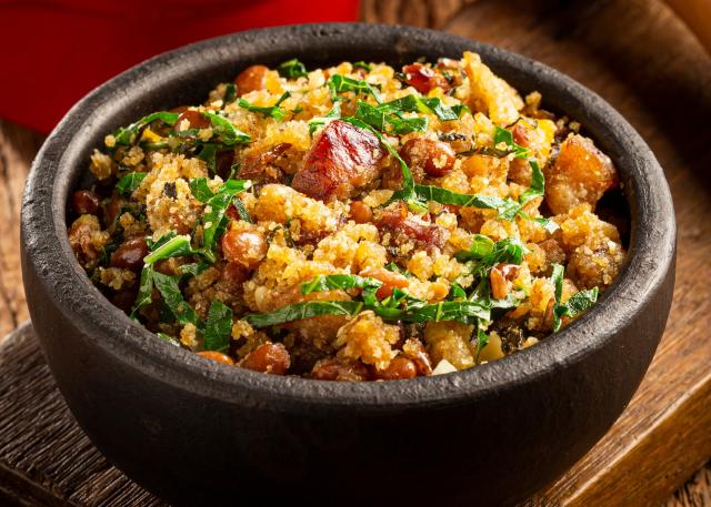 Farofa de cuscuz com calabresa (Créditos: Shutterstock)
