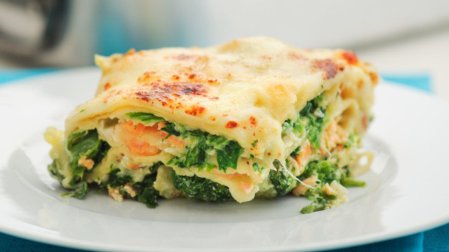 Lasanha de salmão e espinafre para variar o cardápio: receita parece de restaurante, mas é muito fácil de fazer