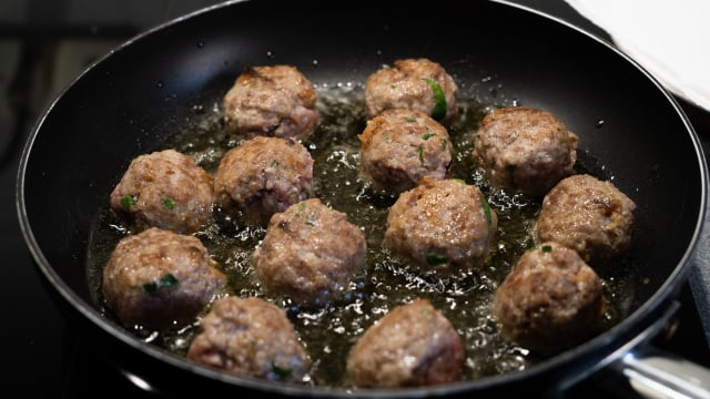 Ao fritar as almôndegas antes de levá-las ao molho, elas ficam muito mais saborosas (Créditos: Shutterstock)