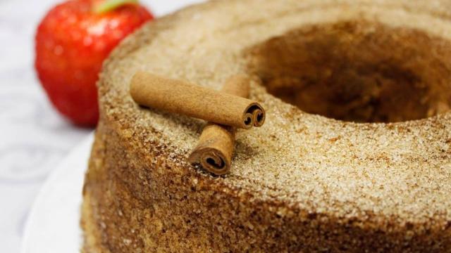 A sua mãe ficará feliz só de sentir o cheiro desse bolo de maçã com canela (Créditos: TudoGostoso/Samuel Barbizan)
