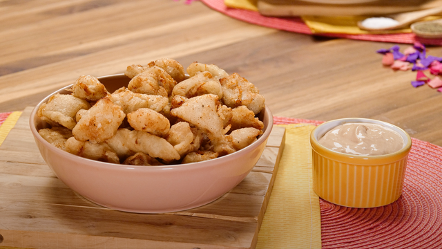 Pipoca de frango servida acompanhada de molhos (Créditos: TudoGostoso)