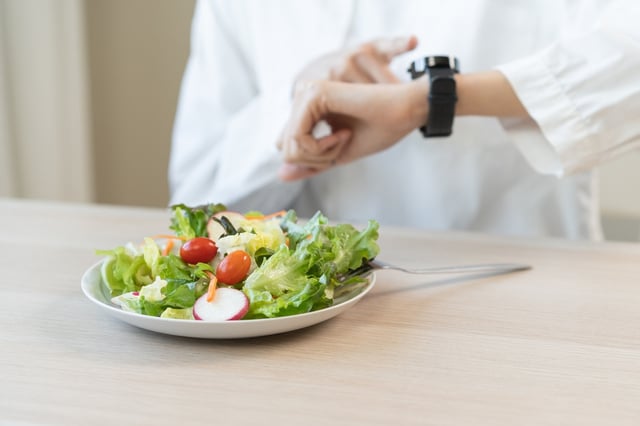 O intervalo entre as refeições deve respeitar os sinais de fome e as necessidades de cada pessoa. (créditos: Shutterstock)
