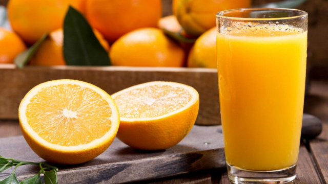 Suco de laranja com mamão repleto de frescor em copo de vidro (Créditos: TudoGostoso)