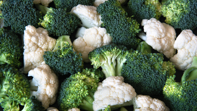 Parecem iguais, mas não são: qual a diferença entre o brócolis e a couve-flor? Veja qual é mais nutritivo e qual tem mais carboidratos