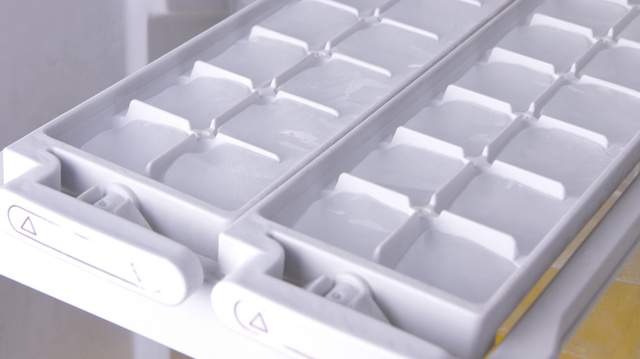 Nem após 10 dias, nem após 3 meses: com que frequência você deve trocar os cubos de gelo da sua forma de gelo se não os estiver usando?