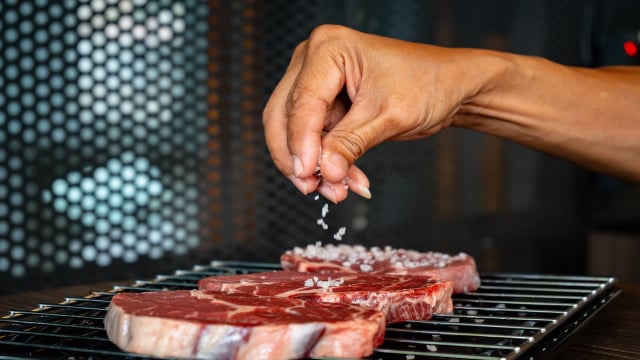 O resultado de uma carne macia e suculenta compensa qualquer passo extra no preparo. (Foto: Shutterstock)
