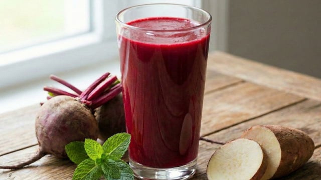 Suco de beterraba com inhame muito cremoso em copo de vidro (Créditos: Gerado por IA)