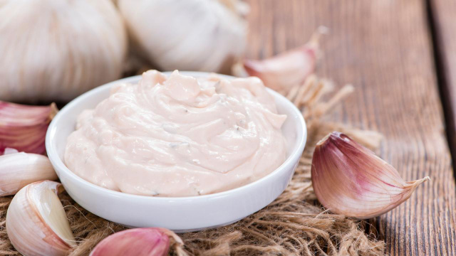 O molho de alho caseiro e cremoso é ideal para realçar o sabor dos outros pratos (Créditos: TudoGostoso)