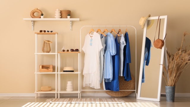 Adeus, armário no quarto: a solução mais leve e barata que está ganhando espaço nas casas