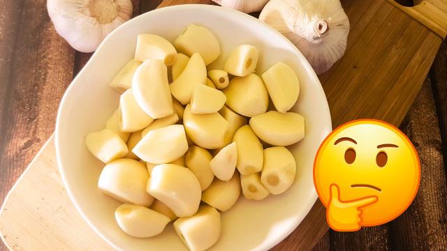 Com quantos anos você descobriu o jeito mais fácil e rápido de descascar uma cabeça inteira de alho?