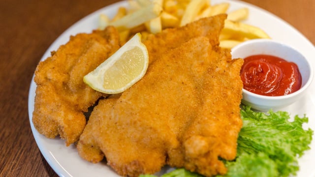 Chef experiente: "O peixe frito não é empanado com farinha de trigo; ele fica crocante usando farinha de grão-de-bico"