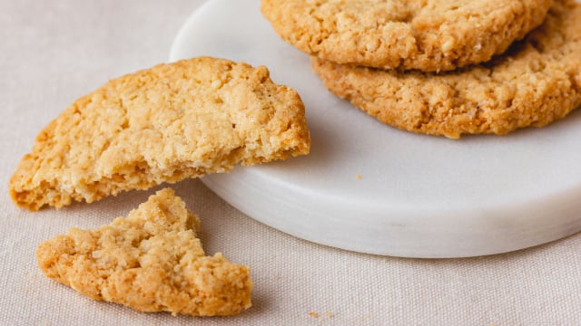 Combine aveia em flocos com coco para ter o melhor biscoitinho sem glúten para tomar com café!