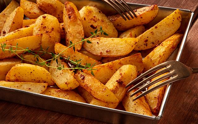 A receita definitiva das melhores batatas assadas crocantes e macias com apenas 3 ingredientes: aprendi a cozinhar essa receita com um chef