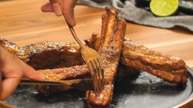 Parece prato de restaurante, mas faço na airfryer: costelinha de porco fica suculenta e caramelizada perfeita