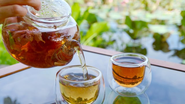 Com moderação, essas bebidas podem contribuir para a ingestão diária de líquidos (Créditos: Shutterstock)