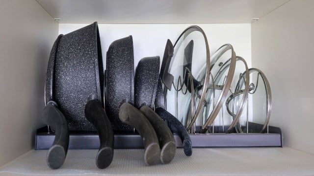 7 dicas práticas e baratas para organizar os armários de potes e panelas