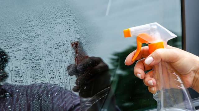 Adeus pano de microfibra: borrife essa mistura caseira e deixe os vidros da janela reluzindo tanto brilho